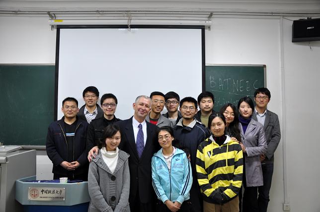 Michael Faure教授和中心的学生合影